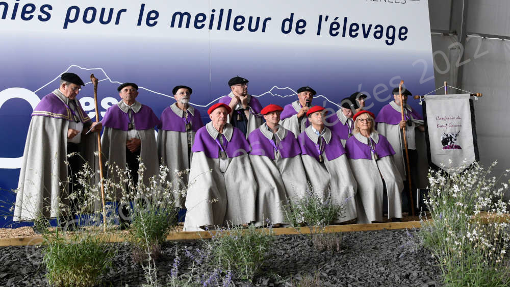 Photo de l'intronisation de 4 nouvelles personnes dans la Confrérie du Bœuf Gascon lors des Pyrénéennes en 2021.