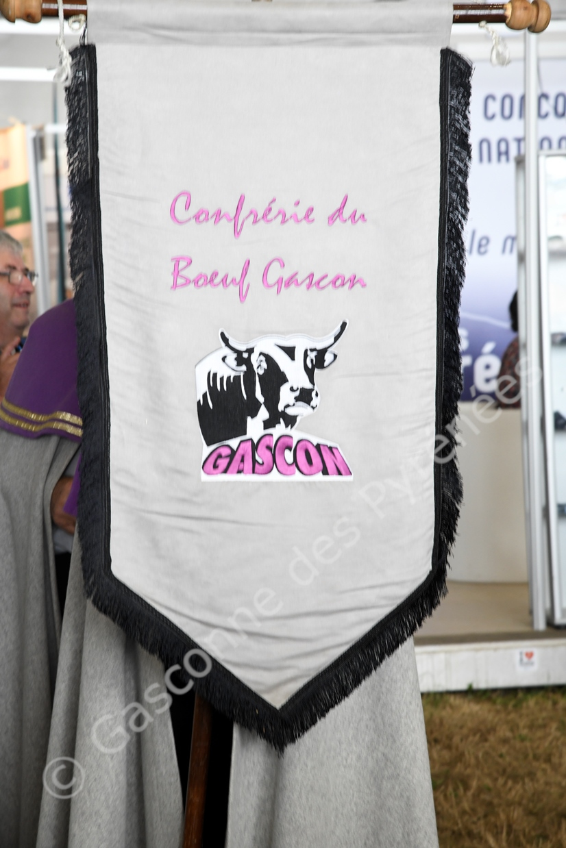 Photo d'un étendard de la Confrérie du Bœuf Gascon.
