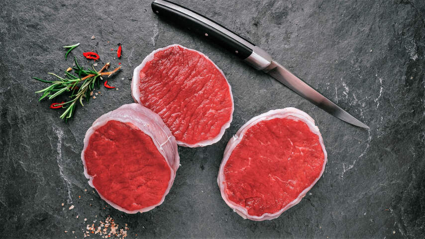 Image de présentation de 3 morceaux de viande bovine Label Rouge Gasconne des Pyrénées sur une ardoise avec un couteau.